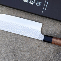 Kouhei-Shinmatsu ZDP-189 Nakiri Silver 200 mm plod je desetogodišnjih iskustava, stečenih prodajom noževa s naše strane i vještine kovanja noževa koja prelazi iz generacije u generaciju majstora iz kovačnice Suncraft. ZDP-189 čelični noževi iznimno su rijetki i proizvodi ih Suncraft posebno za OštarRub.
