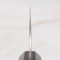 Choil noža. Kouhei-Shinmatsu ZDP-189 Nakiri Silver 200 mm plod je desetogodišnjih iskustava, stečenih prodajom noževa s naše strane i vještine kovanja noževa koja prelazi iz generacije u generaciju majstora iz kovačnice Suncraft. ZDP-189 čelični noževi iznimno su rijetki i proizvodi ih Suncraft posebno za OštarRub.