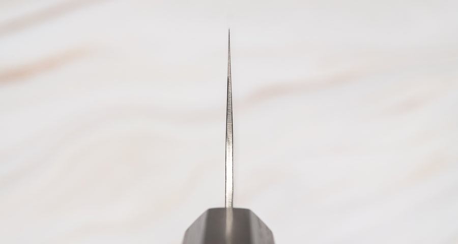 Choil noža. Kouhei-Shinmatsu ZDP-189 Nakiri Silver 200 mm plod je desetogodišnjih iskustava, stečenih prodajom noževa s naše strane i vještine kovanja noževa koja prelazi iz generacije u generaciju majstora iz kovačnice Suncraft. ZDP-189 čelični noževi iznimno su rijetki i proizvodi ih Suncraft posebno za OštarRub.