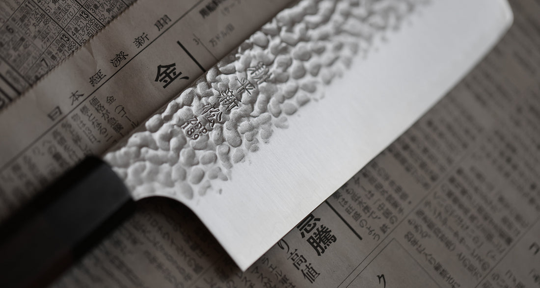 Kouhei-Shinmatsu ZDP-189 Nakiri Silver 200 mm plod je desetogodišnjih iskustava, stečenih prodajom noževa s naše strane i vještine kovanja noževa koja prelazi iz generacije u generaciju majstora iz kovačnice Suncraft. ZDP-189 čelični noževi iznimno su rijetki i proizvodi ih Suncraft posebno za OštarRub.