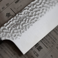 Kouhei-Shinmatsu ZDP-189 Nakiri Silver 200 mm plod je desetogodišnjih iskustava, stečenih prodajom noževa s naše strane i vještine kovanja noževa koja prelazi iz generacije u generaciju majstora iz kovačnice Suncraft. ZDP-189 čelični noževi iznimno su rijetki i proizvodi ih Suncraft posebno za OštarRub.