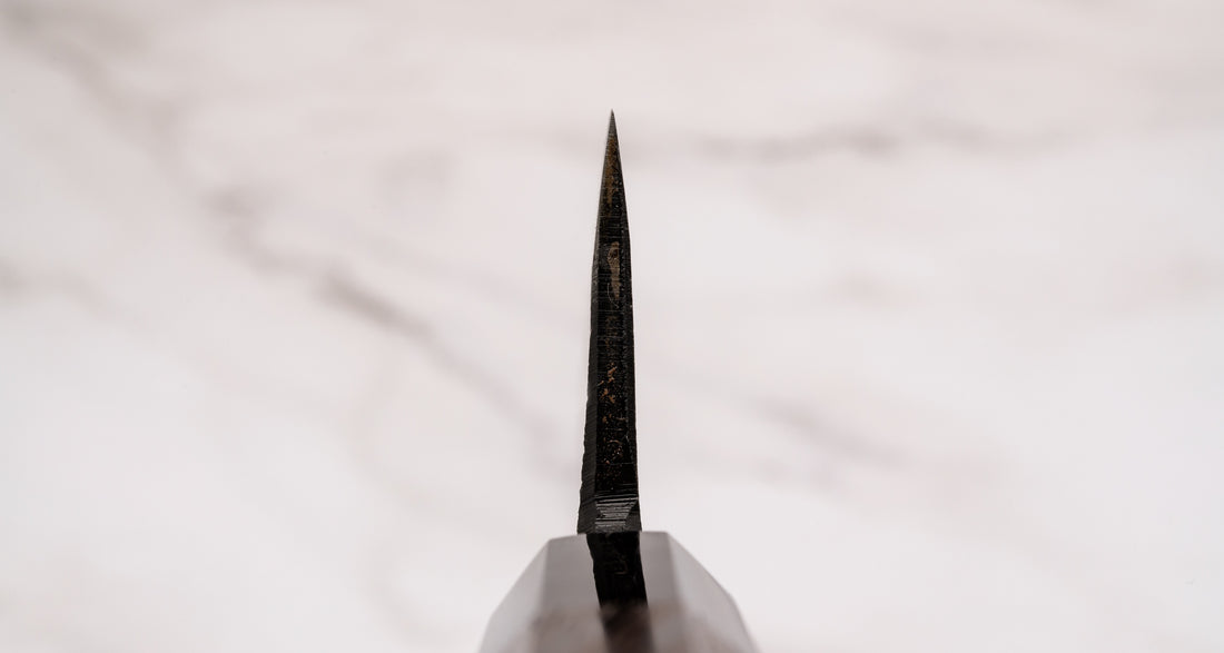 Prikaz choila Kurokaze Ryo-Deba Aogami #2 Kuro-uchi 150 mm, koji ističe snagu i robusnost oštrice, te prikazuje dvostrano brušenje i širinu rezila.