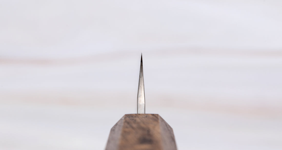Kurosaki Petty Gekko VG-XEOS Migaki 130 mm_3  Kurosaki Petty iz linije Gekko još je jedan jedinstveni nož nastao u rukama nadarenog mladog kovačkog majstora Yu Kurosakija. Oštrica je obrađena do visokog sjaja, pa su u kovačnici nož nazvali Gekko – mjesečina.  Oštrica je izrađena od novog VG-XEOS čelika s finom mikrostrukturom, stvorenom pomoću posebne metode taljenja. Čelik ima izvrsnu otpornost na habanje i koroziju.