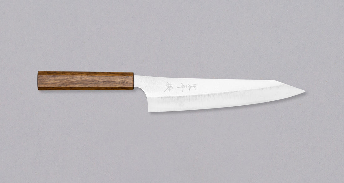 Kurosaki Gekko Gyuto VG-XEOS Migaki 210 mm_1  Kurosaki Gyuto iz linije Gekko još je jedan jedinstveni nož nastao u rukama nadarenog kovačkog majstora Yu Kurosakija. Oštrica je izrađena od novog VG-XEOS čelika s finom mikrostrukturom, stvorenom pomoću posebne metode taljenja. Čelik ima izvrsnu otpornost na habanje i koroziju.
