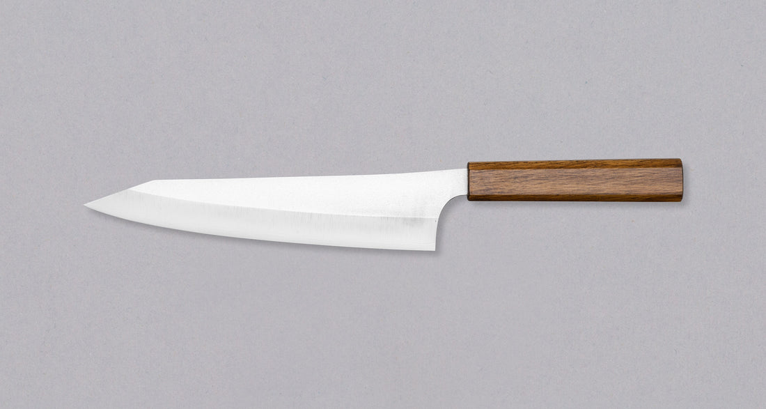 Kurosaki Gekko Gyuto VG-XEOS Migaki 210 mm_2Kurosaki Gyuto iz linije Gekko još je jedan jedinstveni nož nastao u rukama nadarenog kovačkog majstora Yu Kurosakija. Oštrica je izrađena od novog VG-XEOS čelika s finom mikrostrukturom, stvorenom pomoću posebne metode taljenja. Čelik ima izvrsnu otpornost na habanje i koroziju.