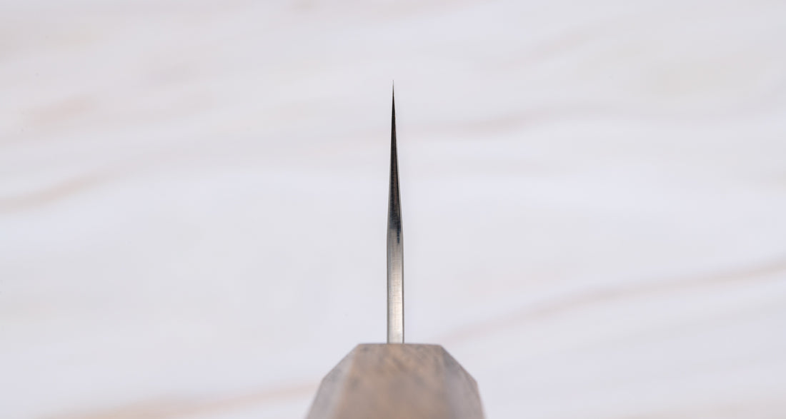 Kurosaki Gekko Gyuto VG-XEOS Migaki 210 mm_3 Kurosaki Gyuto iz linije Gekko još je jedan jedinstveni nož nastao u rukama nadarenog kovačkog majstora Yu Kurosakija. Oštrica je izrađena od novog VG-XEOS čelika s finom mikrostrukturom, stvorenom pomoću posebne metode taljenja. Čelik ima izvrsnu otpornost na habanje i koroziju.