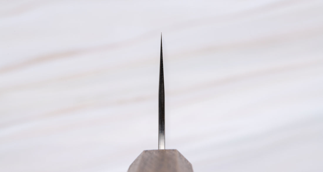 Kurosaki Nakiri Gekko VG-XEOS Migaki 165 mm_3 Oštrica je obrađena do visokog sjaja, pa su u kovačnici nož nazvali Gekko – mjesečina.Oštrica je izrađena od novog VG-XEOS čelika s finom mikrostrukturom, stvorenom pomoću posebne metode taljenja. Čelik ima izvrsnu otpornost na habanje i koroziju.