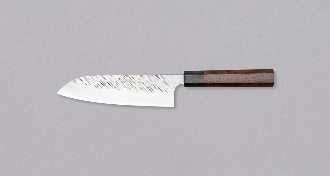 Kurosaki santoku iz linije Fujin još je jedan jedinstveni nož iz ruku talentiranog mladog kovača Yu Kurosakija. Jedinstvene linije na oštrici podsjećaju na vjetar, zbog čega je i ova linija dobila ime po Fujinu, japanskom bogu vjetra. Nož ima tradicionalnu japansku dršku od palisandera. Optimalan za svakodnevnu upotrebu.