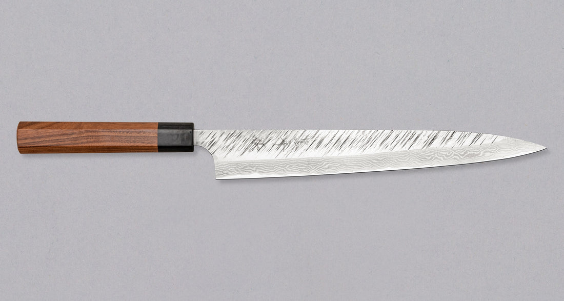 Kurosaki sujihiki iz linije Fujin još je jedan jedinstven proizvod iz ruku talentiranog majstora Yu Kurosakija. Ističe se svojim jedinstvenim završnim izgledom tsuchime koji podsjeća na vjetar (Fujin znači Bog vjetra) i damast uzorkom te ima elegantnu osmerokutnu dršku od drva palisandera. Izrađen od nehrđajućeg čelika VG-10.