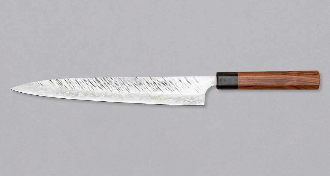 Kurosaki sujihiki iz linije Fujin još je jedan jedinstven proizvod iz ruku talentiranog majstora Yu Kurosakija. Ističe se svojim jedinstvenim završnim izgledom tsuchime koji podsjeća na vjetar (Fujin znači Bog vjetra) i damast uzorkom te ima elegantnu osmerokutnu dršku od drva palisandera. Izrađen od nehrđajućeg čelika VG-10.