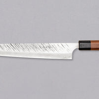 Kurosaki sujihiki iz linije Fujin još je jedan jedinstven proizvod iz ruku talentiranog majstora Yu Kurosakija. Ističe se svojim jedinstvenim završnim izgledom tsuchime koji podsjeća na vjetar (Fujin znači Bog vjetra) i damast uzorkom te ima elegantnu osmerokutnu dršku od drva palisandera. Izrađen od nehrđajućeg čelika VG-10.