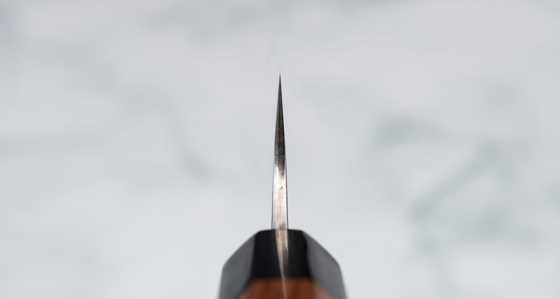 Choil noževa. Kurosaki sujihiki iz linije Fujin još je jedan jedinstven proizvod iz ruku talentiranog majstora Yu Kurosakija. Ističe se svojim jedinstvenim završnim izgledom tsuchime koji podsjeća na vjetar (Fujin znači Bog vjetra) i damast uzorkom te ima elegantnu osmerokutnu dršku od drva palisandera. Izrađen od nehrđajućeg čelika VG-10.
