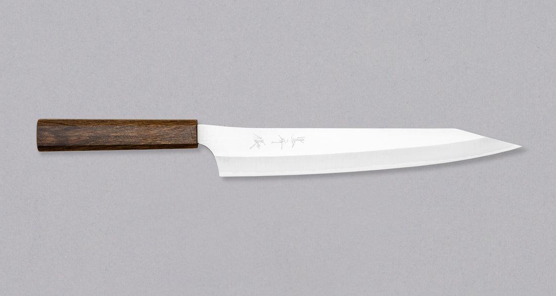 Kurosaki Sujihiki Gekko još je jedan jedinstveni nož nastao u rukama nadarenog mladog kovačkog majstora Yu Kurosakija. Oštrica je obrađena do visokog sjaja. Oštrica je izrađena od novog VG-XEOS čelika s finom mikrostrukturom, stvorenom pomoću posebne metode taljenja. Čelik ima izvrsnu otpornost na habanje i koroziju.