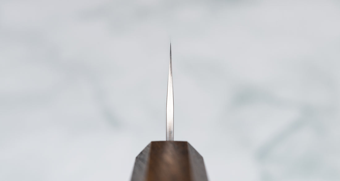 Kurosaki Sujihiki Gekko još je jedan jedinstveni nož nastao u rukama nadarenog mladog kovačkog majstora Yu Kurosakija. Oštrica je obrađena do visokog sjaja. Oštrica je izrađena od novog VG-XEOS čelika s finom mikrostrukturom, stvorenom pomoću posebne metode taljenja. Čelik ima izvrsnu otpornost na habanje i koroziju.