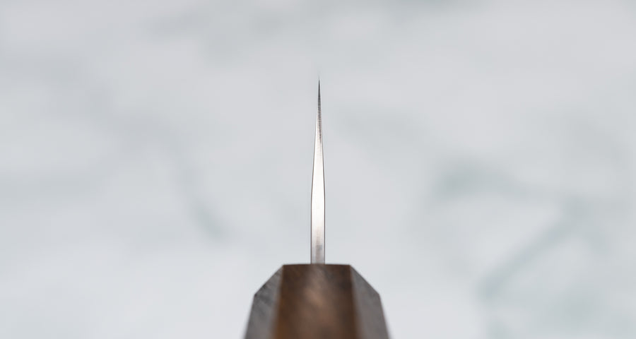 Kurosaki Sujihiki Gekko još je jedan jedinstveni nož nastao u rukama nadarenog mladog kovačkog majstora Yu Kurosakija. Oštrica je obrađena do visokog sjaja. Oštrica je izrađena od novog VG-XEOS čelika s finom mikrostrukturom, stvorenom pomoću posebne metode taljenja. Čelik ima izvrsnu otpornost na habanje i koroziju.