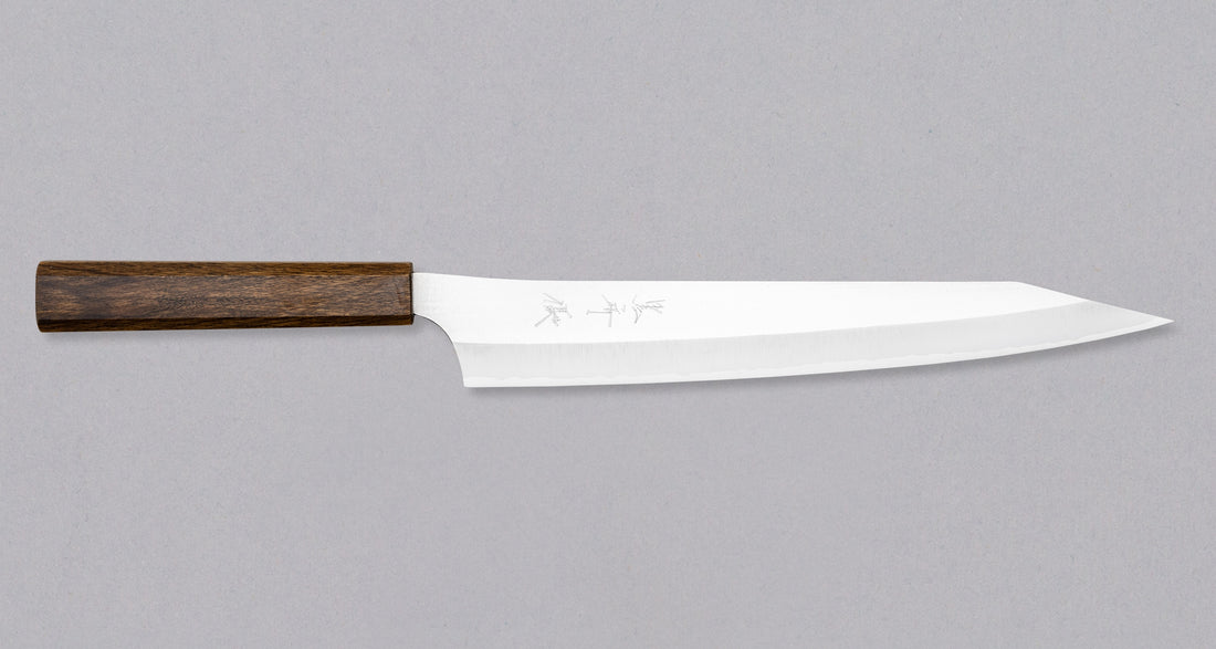 Kurosaki Sujihiki Gekko još je jedan jedinstveni nož nastao u rukama nadarenog mladog kovačkog majstora Yu Kurosakija. Oštrica je obrađena do visokog sjaja. Oštrica je izrađena od novog VG-XEOS čelika s finom mikrostrukturom, stvorenom pomoću posebne metode taljenja. Čelik ima izvrsnu otpornost na habanje i koroziju.