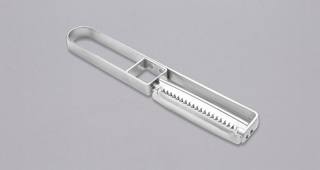 Klasična profesionalna ljuštilica za struganje Julienne Suncraft SSK-13 190 mm sa vrlo oštrom i preciznom oštricom. Savršena oštrina omogućuje ljuštenje bez napora, a količina otpatka je minimalna.   Dobra je za povrće, voće, tvrde sirove i čokoladu. Napravljena je u Japanu (Suncraft) od nehrđajućeg čelika.