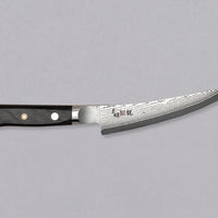 Mcusta Boning VG-10 Black Damascus japanski je nož za otkoštavanje i odvajanje mesa od kostiju, otkoštavanje paradi i filetiranje ribe. Jezgra od nehrđajućeg VG-10 čelika (60-61 HRC) s san-mai laminacijom s mekšim čelikom čini 33 sloja u crnom damast uzorku. Nož ima crnu yo dršku od pakka drva s mozaičkom zakovicom.