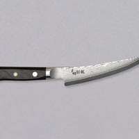 Mcusta Boning VG-10 Black Damascus japanski je nož za otkoštavanje i odvajanje mesa od kostiju, otkoštavanje paradi i filetiranje ribe. Jezgra od nehrđajućeg VG-10 čelika (60-61 HRC) s san-mai laminacijom s mekšim čelikom čini 33 sloja u crnom damast uzorku. Nož ima crnu yo dršku od pakka drva s mozaičkom zakovicom.