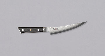 Mcusta Boning VG-10 Black Damascus japanski je nož za otkoštavanje i odvajanje mesa od kostiju, otkoštavanje paradi i filetiranje ribe. Jezgra od nehrđajućeg VG-10 čelika (60-61 HRC) s san-mai laminacijom s mekšim čelikom čini 33 sloja u crnom damast uzorku. Nož ima crnu yo dršku od pakka drva s mozaičkom zakovicom.