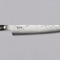Mcusta Zanmai Sujihiki VG-10 Black Damascus japanski je nož namijenjen za rezanje tankih kriški mesa i ribe. Tvrda jezgra od nehrđajućeg VG-10 čelika (61 HRC) s san-mai laminacijom s mekšim čelikom čini 33 sloja čelika, vidljiva u crnom damast uzorku. Nož ima crnu zapadnjačku dršku od pakka drva s mozaičkom zakovicom.