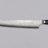 Mcusta Zanmai Sujihiki VG-10 Black Damascus japanski je nož namijenjen za rezanje tankih kriški mesa i ribe. Tvrda jezgra od nehrđajućeg VG-10 čelika (61 HRC) s san-mai laminacijom s mekšim čelikom čini 33 sloja čelika, vidljiva u crnom damast uzorku. Nož ima crnu zapadnjačku dršku od pakka drva s mozaičkom zakovicom.