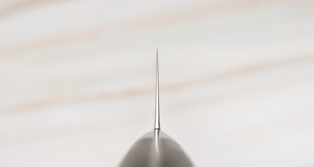Mcusta Zanmai Sujihiki VG-10 Black Damascus japanski je nož namijenjen za rezanje tankih kriški mesa i ribe. Tvrda jezgra od nehrđajućeg VG-10 čelika (61 HRC) s san-mai laminacijom s mekšim čelikom čini 33 sloja čelika, vidljiva u crnom damast uzorku. Nož ima crnu zapadnjačku dršku od pakka drva s mozaičkom zakovicom.