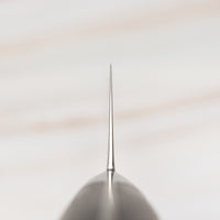 Mcusta Zanmai Sujihiki VG-10 Black Damascus japanski je nož namijenjen za rezanje tankih kriški mesa i ribe. Tvrda jezgra od nehrđajućeg VG-10 čelika (61 HRC) s san-mai laminacijom s mekšim čelikom čini 33 sloja čelika, vidljiva u crnom damast uzorku. Nož ima crnu zapadnjačku dršku od pakka drva s mozaičkom zakovicom.