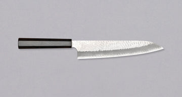 Nigara Gyuto SG2 Migaki Tsuchime višenamjenski je japanski kuhinjski nož pogodan za pripremu mesa, ribe i povrća. Oštrica omogućuje rezanje većih komada mesa, a tanak vršak olakšava rad i s manjim komadima. Jezgra od SG2 praškastog čelika i hamaguri presjek profila osiguravaju dugotrajnu oštrinu i minimalno održavanje.