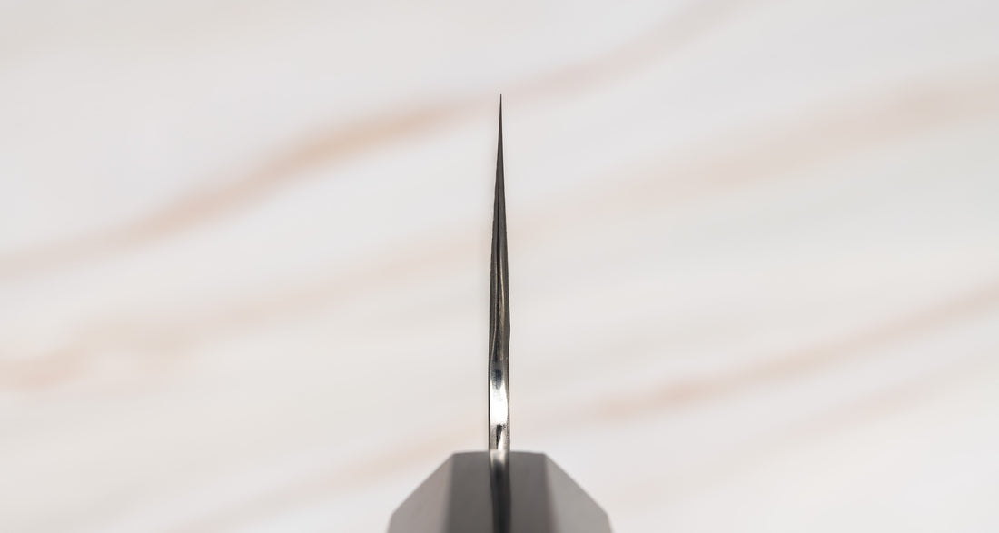 Choil. Nigara Gyuto VG-10 Damascus Tsuchime višenamjenski je japanski kuhinjski nož pogodan za pripremu mesa, ribe i povrća. Jezgra od nehrđajućeg čelika VG-10 garancija je za  dugotrajnu oštrinu i minimalno održavanje. Iznimne karakteristike i izgled noža nadopunjuje drška japanskog tipa (Wa), izrađena od luksuzne ebanovine.