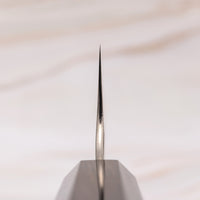 Nigara Kiri-Gyuto AS Migaki Tsuchime višenamjenski je japanski kuhinjski nož prikladan za pripremu mesa, ribe i povrća. Zahvaljujući jezgri od Aogami Super čelika (63 HRC), jednostavno se oštri i dugo zadržava oštrinu. Jedinstvena kombinacija završnog izgleda i elegantne drške daju impresivnoj oštrici dašak luksuza.