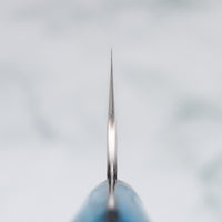 Nigara Kiri-Gyuto SG2 Migaki Tsuchime Turquoise 210 mm višenamjenski je japanski kuhinjski nož, pogodan za pripremu mesa, ribe i povrća. Jezgra od SG2 praškastog čelika i hamaguri presjek profila osiguravaju dugotrajnu oštrinu i minimalno održavanje. Odrezani kiritsuke vršak pomaže nam pregledati i precizno rezati hranu.