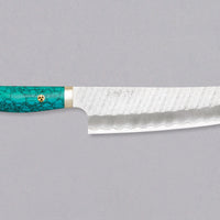 Nigara Kiri-Gyuto SG2 Migaki Tsuchime Turquoise 210 mm višenamjenski je japanski kuhinjski nož, pogodan za pripremu mesa, ribe i povrća. Jezgra od SG2 praškastog čelika i hamaguri presjek profila osiguravaju dugotrajnu oštrinu i minimalno održavanje. Odrezani kiritsuke vršak pomaže nam pregledati i precizno rezati hranu.