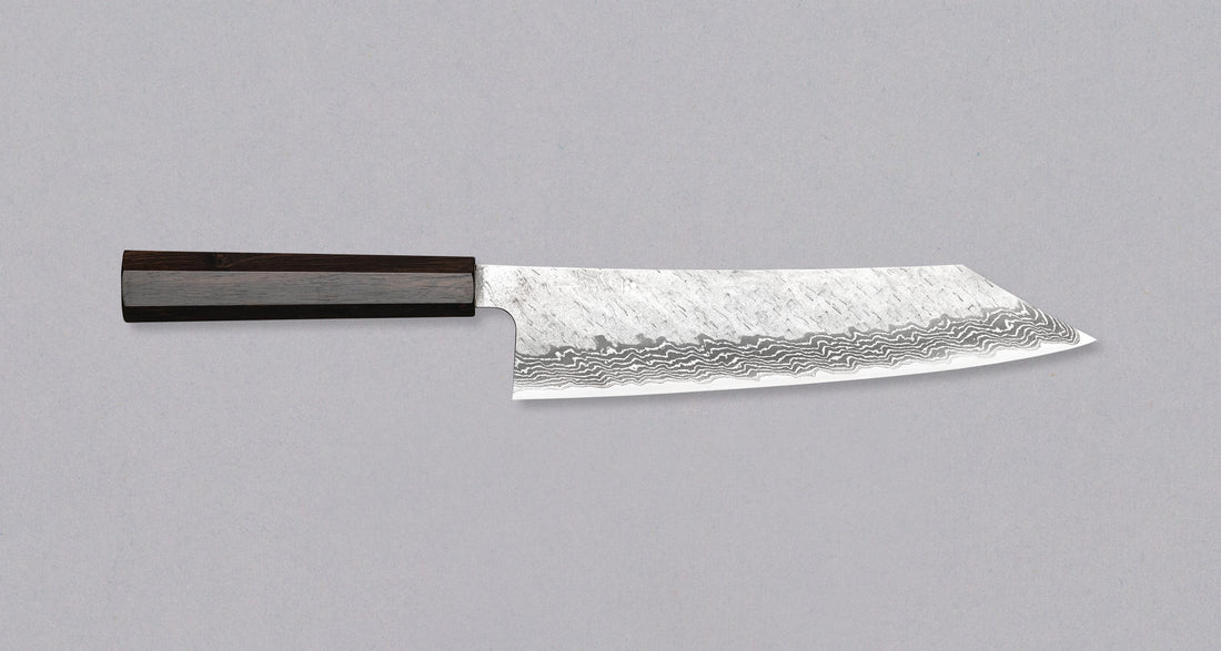 Nigara Kiritsuke Gyuto VG-10 Damascus Tsuchime višenamjenski je japanski kuhinjski nož pogodan za pripremu mesa, ribe i povrća. Jezgra od nehrđajućeg čelika VG-10 garancija je za  dugotrajnu oštrinu i minimalno održavanje. Iznimne karakteristike i izgled noža nadopunjuje drška wa tipa, izrađena od luksuzne ebanovine.