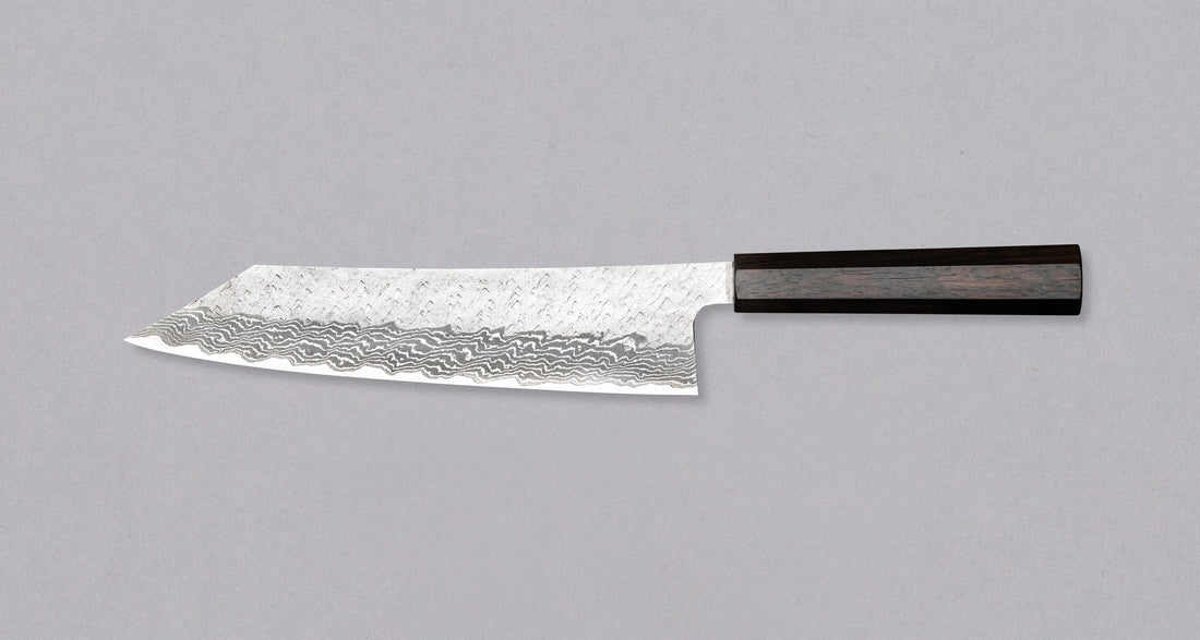 Nigara Kiritsuke Gyuto VG-10 Damascus Tsuchime višenamjenski je japanski kuhinjski nož pogodan za pripremu mesa, ribe i povrća. Jezgra od nehrđajućeg čelika VG-10 garancija je za  dugotrajnu oštrinu i minimalno održavanje. Iznimne karakteristike i izgled noža nadopunjuje drška wa tipa, izrađena od luksuzne ebanovine.