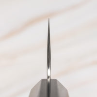 Choil. Nigara Kiritsuke Gyuto VG-10 Damascus Tsuchime višenamjenski je japanski kuhinjski nož pogodan za pripremu mesa, ribe i povrća. Jezgra od nehrđajućeg čelika VG-10 garancija je za dugotrajnu oštrinu i minimalno održavanje. Iznimne karakteristike i izgled noža nadopunjuje drška wa tipa, izrađena od luksuzne ebanovine.