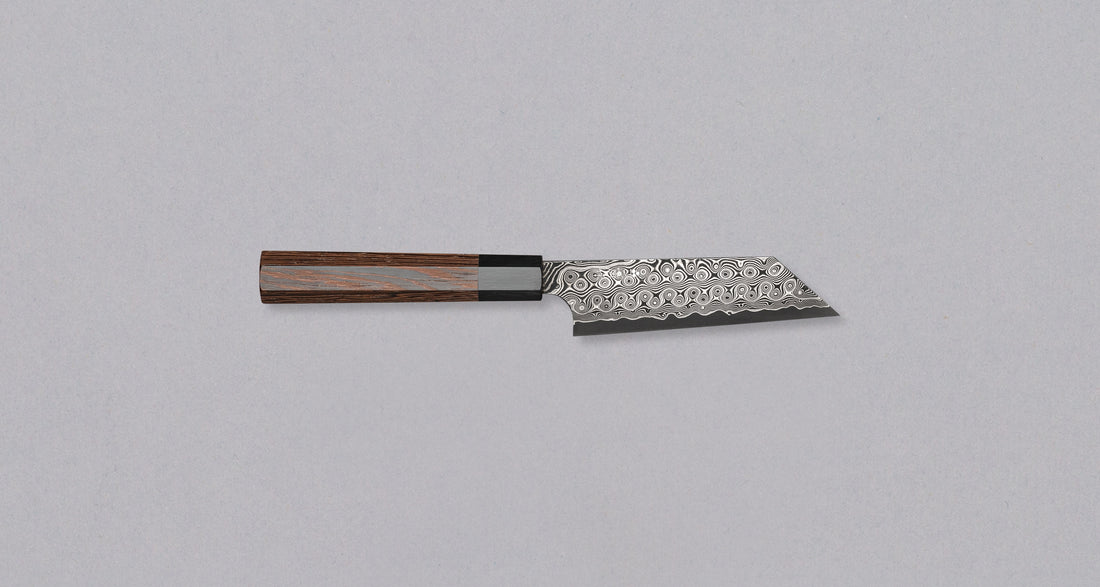 Nigara Kiritsuke Petty SG2 Damascus 120 mm je mali kuhinjski nož za upotrebu kuhinjskih poslova, kod kojih bi veći nož bio nespretan. Jezgra od praškastog čelika SG2 i hamaguri presjek profila jamstvo su dugotrajne oštrine i minimalnog održavanja. Kružni uzorak na oštrici poznat je i kao amatsubu ili uzorak kišnih kapi.