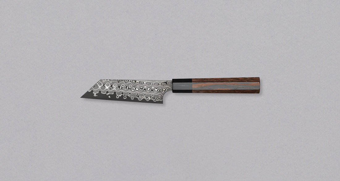 Nigara Kiritsuke Petty SG2 Damascus 120 mm je mali kuhinjski nož za upotrebu kuhinjskih poslova, kod kojih bi veći nož bio nespretan. Jezgra od praškastog čelika SG2 i hamaguri presjek profila jamstvo su dugotrajne oštrine i minimalnog održavanja. Kružni uzorak na oštrici poznat je i kao amatsubu ili uzorak kišnih kapi.