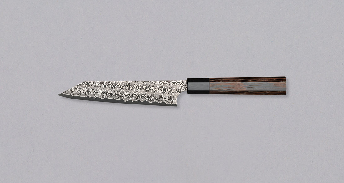 Nigara Kiritsuke Petty SG2 Damascus 150 mm je mali kuhinjski nož za upotrebu kuhinjskih poslova, kod kojih bi veći nož bio nespretan. Jezgra od praškastog čelika SG2 i hamaguri presjek profila jamstvo su dugotrajne oštrine i minimalnog održavanja. Kružni uzorak na oštrici poznat je i kao amatsubu ili uzorak kišnih kapi.