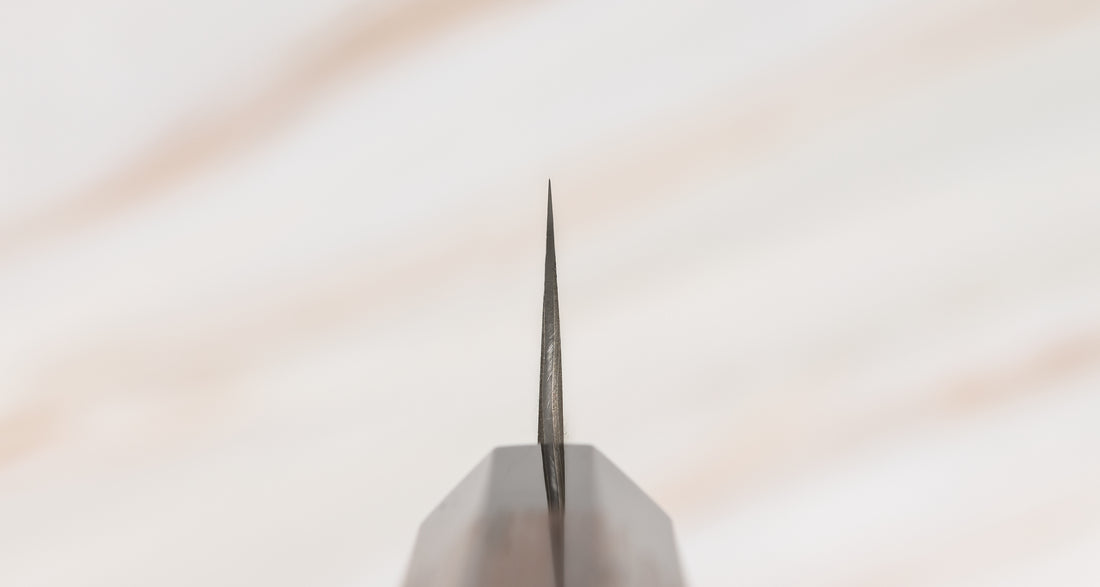 Choil noža. Nigara Kiritsuke Petty SG2 Damascus 150 mm je mali kuhinjski nož za upotrebu kuhinjskih poslova, kod kojih bi veći nož bio nespretan. Jezgra od praškastog čelika SG2 i hamaguri presjek profila jamstvo su dugotrajne oštrine i minimalnog održavanja. Kružni uzorak na oštrici poznat je i kao amatsubu ili uzorak kišnih kapi.