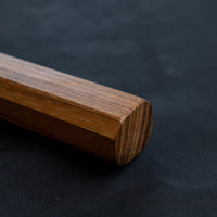 Nigara Kurozome Kiritsuke Yanagiba Aogami #2 Damascus 240 mm tradicionalni je japanski nož koji se koristi za pripremu ribe (osobito za sašimi i nigiri suši). Duga oštrica omogućuje lijepe i duge pokrete, a podrezan vršak precizan završetak reza.