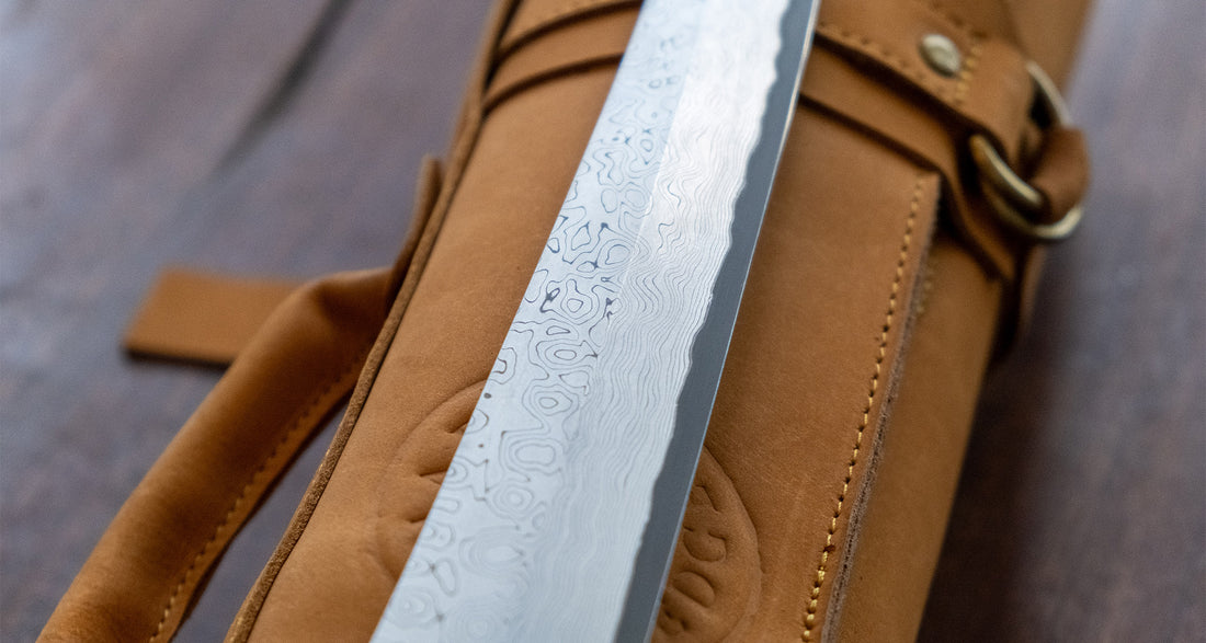 Nigara Kurozome Kiritsuke Yanagiba Aogami #2 Damascus 240 mm tradicionalni je japanski nož koji se koristi za pripremu ribe (osobito za sašimi i nigiri suši). Duga oštrica omogućuje lijepe i duge pokrete, a podrezan vršak precizan završetak reza.