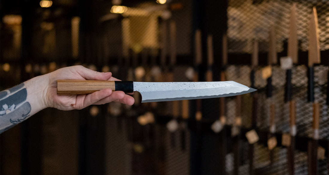 Nigara Kurozome Kiritsuke Yanagiba Aogami #2 Damascus 240 mm tradicionalni je japanski nož koji se koristi za pripremu ribe (osobito za sašimi i nigiri suši). Duga oštrica omogućuje lijepe i duge pokrete, a podrezan vršak precizan završetak reza.