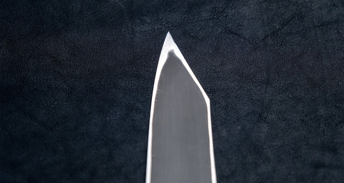Nigara Kurozome Kiritsuke Yanagiba Aogami #2 Damascus 240 mm tradicionalni je japanski nož koji se koristi za pripremu ribe (osobito za sašimi i nigiri suši). Duga oštrica omogućuje lijepe i duge pokrete, a podrezan vršak precizan završetak reza.