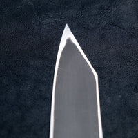 Nigara Kurozome Kiritsuke Yanagiba Aogami #2 Damascus 240 mm tradicionalni je japanski nož koji se koristi za pripremu ribe (osobito za sašimi i nigiri suši). Duga oštrica omogućuje lijepe i duge pokrete, a podrezan vršak precizan završetak reza.