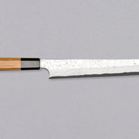 Nigara Kurozome Kiritsuke Yanagiba Aogami #2 Damascus 240 mm tradicionalni je japanski nož koji se koristi za pripremu ribe (osobito za sašimi i nigiri suši). Duga oštrica omogućuje lijepe i duge pokrete, a podrezan vršak precizan završetak reza.