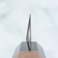Nigara Kurozome Kiritsuke Yanagiba Aogami #2 Damascus 240 mm tradicionalni je japanski nož koji se koristi za pripremu ribe (osobito za sašimi i nigiri suši). Duga oštrica omogućuje lijepe i duge pokrete, a podrezan vršak precizan završetak reza.