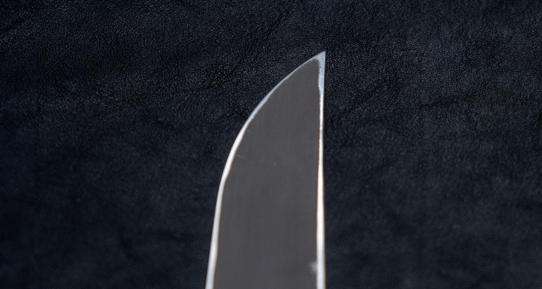 Nigara Kurozome Sakimaru Yanagiba Aogami #2 Damascus 270 mm tradicionalni je japanski nož koji se koristi za pripremu ribe. Duljina noža omogućuje korisniku rezanje ribljeg filea jednim potezom, što zajedno s jednostrano brušenom oštricom doprinosi briljantno glatkim kriškama sašimija.