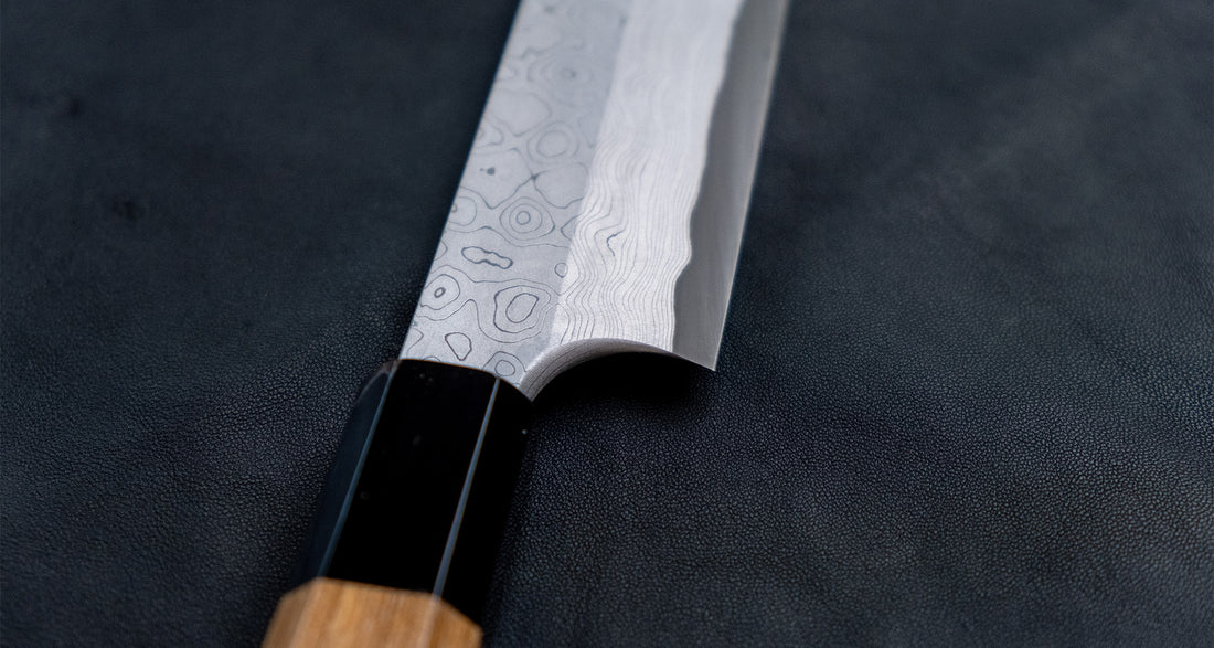 Nigara Kurozome Sakimaru Yanagiba Aogami #2 Damascus 270 mm tradicionalni je japanski nož koji se koristi za pripremu ribe. Duljina noža omogućuje korisniku rezanje ribljeg filea jednim potezom, što zajedno s jednostrano brušenom oštricom doprinosi briljantno glatkim kriškama sašimija.