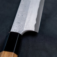 Nigara Kurozome Sakimaru Yanagiba Aogami #2 Damascus 270 mm tradicionalni je japanski nož koji se koristi za pripremu ribe. Duljina noža omogućuje korisniku rezanje ribljeg filea jednim potezom, što zajedno s jednostrano brušenom oštricom doprinosi briljantno glatkim kriškama sašimija.